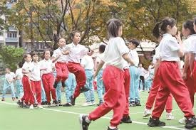 揭秘“街头猜三张”：解析这种古老骗术里的视觉心理陷阱。（揭开街头“猜三张”的真相：看透这门古老骗局的视觉与心理陷阱）